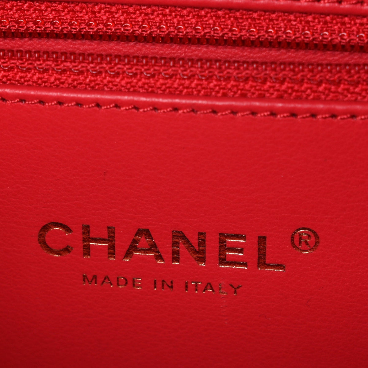Caviar Quilted Medium CC Filigree Vanity Case Red