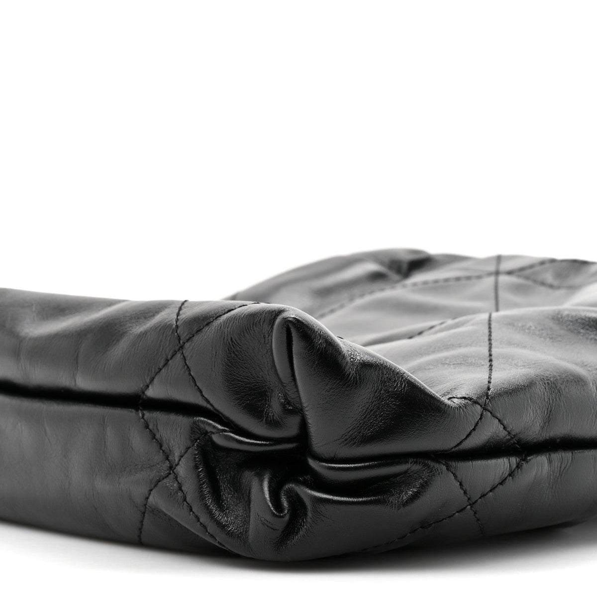 Shiny Calfskin Quilted Pearl CC Chain Mini Chanel 22 Black